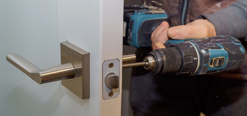 Broken Door Handle Lock Repair in Tamiami, Florida